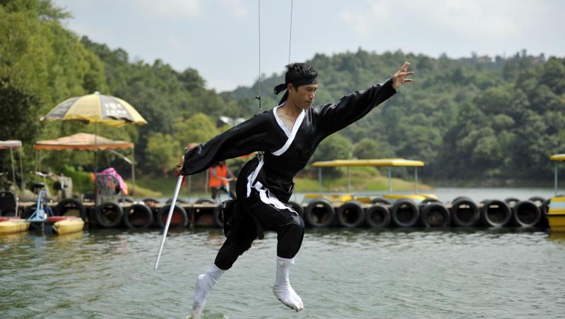 FOTO! Luptele Kung Fu pe apa, posibile numai in China