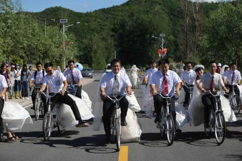 FOTO! 16 cupluri din China au facut nunta pe biciclete