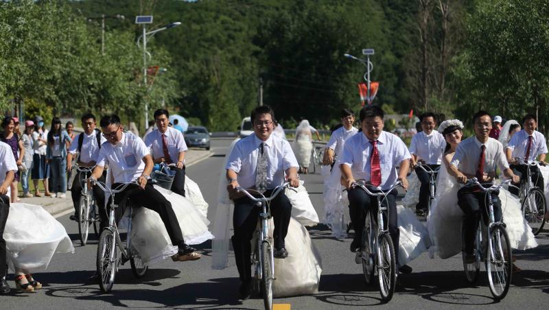 FOTO! 16 cupluri din China au facut nunta pe biciclete
