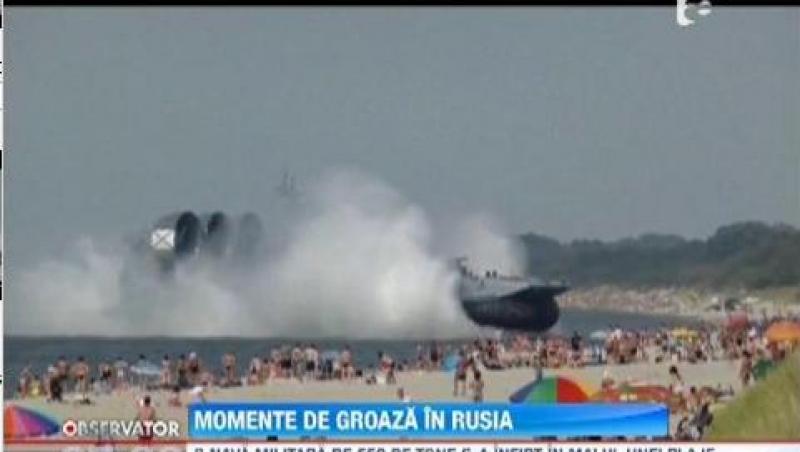 Un aeroglisor militar de 550 de tone a ajuns pe o plaja populata
