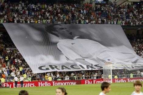 VIDEO! Ultimul matador blanco: Raul si-a luat adio de la Real Madrid! Lacrimi si trofee