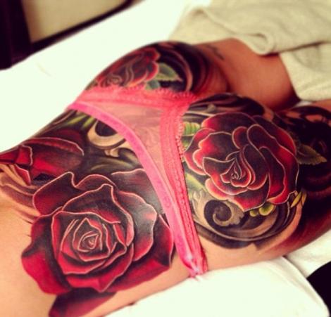   Cheryl Cole si tatuajul ce-i acopera partea dorsala
