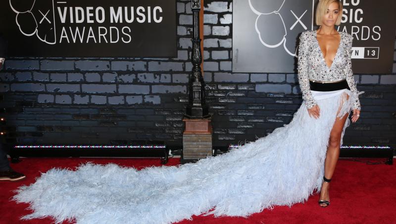 Rita Ora a socat pe covorul rosu la Premiile VMA cu o rochie... ca-n povesti!