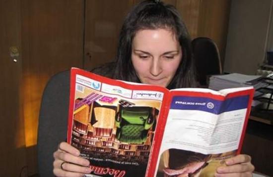 O femeie din Serbia vede lumea cu susul in jos, din cauza unei afectiuni neurologice