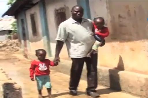 Doi africani se insoara cu aceeasi femeie si joaca rolul de sot in ture