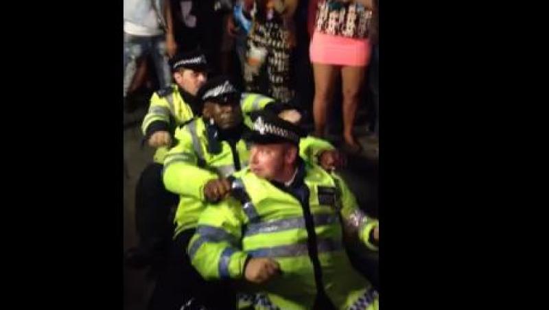 VIDEO! Sa fie distractie!!! Politisti care se sparg in figuri... la Notting Hill