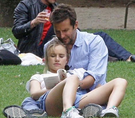 Bradley Cooper incearca sa-si educe iubita citindu-i “Lolita”