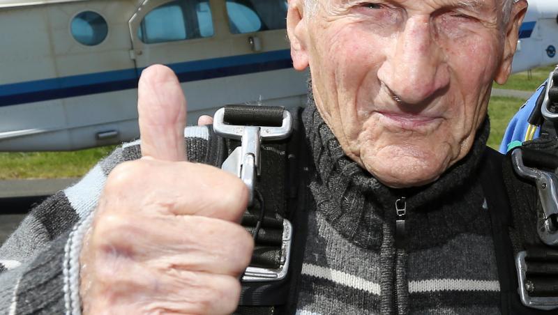 La 95 de ani sare cu parasuta, conduce masina, inoata si face bodybuilding