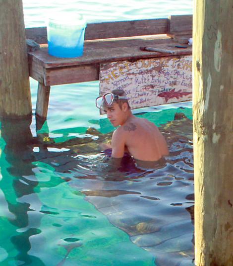 FOTO! Justin Bieber si-a invins cea mai mare teama: Inoata cu rechinii, in Bahamas