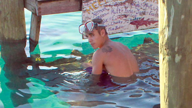 FOTO! Justin Bieber si-a invins cea mai mare teama: Inoata cu rechinii, in Bahamas