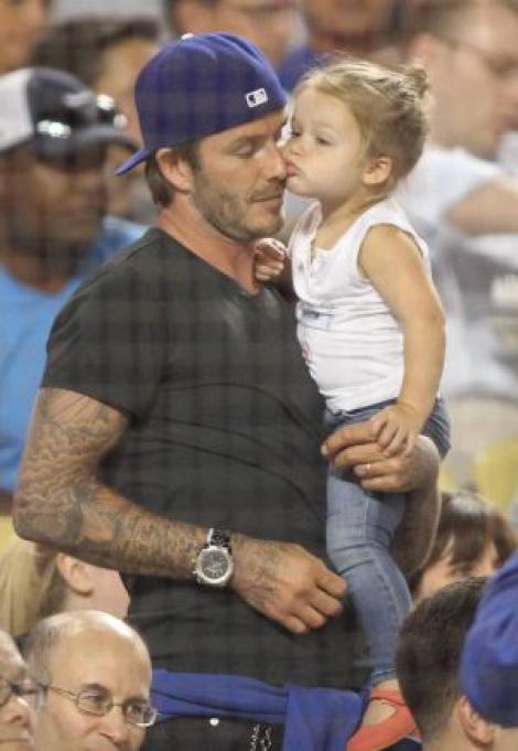 FOTO! David Beckham, un tata minunat! Uite cum il alinta micuta Harper Seven!