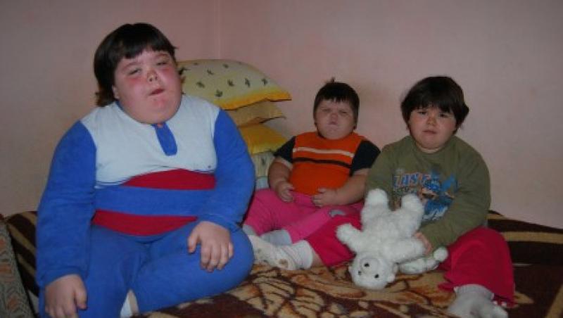Trei frati care sufera de obezitate risca sa aiba soarta lui Alexandru, copilul urias din Dolj