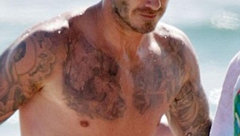 FOTO! David Beckham isi arata noul tatuaj, la plaja! 