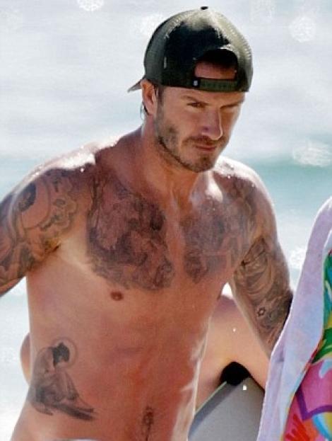 FOTO! David Beckham isi arata noul tatuaj, la plaja! 