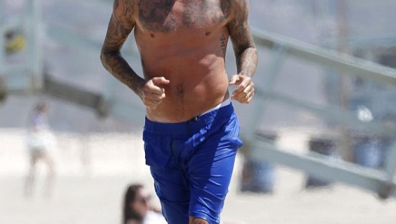 FOTO! David Beckham isi arata noul tatuaj, la plaja! 