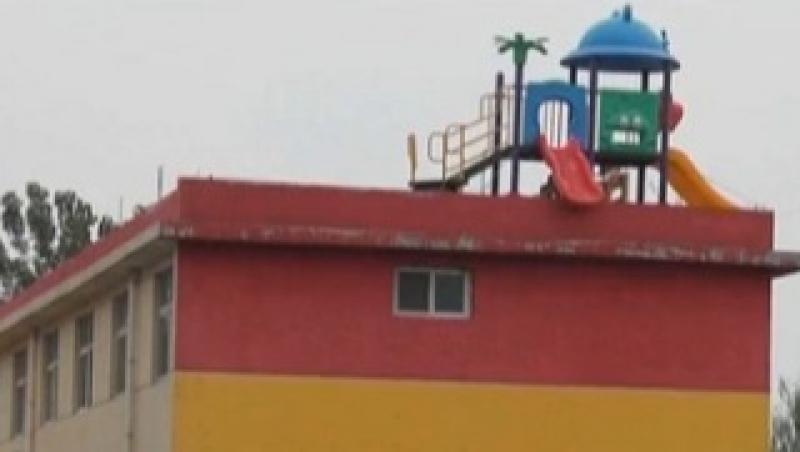 Revoltator! Un tobogan amplasat pe acoperisul unei cladiri inalte pune in pericol vietile copiilor