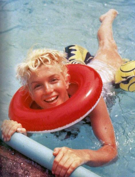 Galerie FOTO INEDITA: Marilyn Monroe, asa cum nu ai mai vazut-o niciodata! La marginea piscinei, in 1955