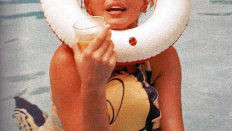 Galerie FOTO INEDITA: Marilyn Monroe, asa cum nu ai mai vazut-o niciodata! La marginea piscinei, in 1955