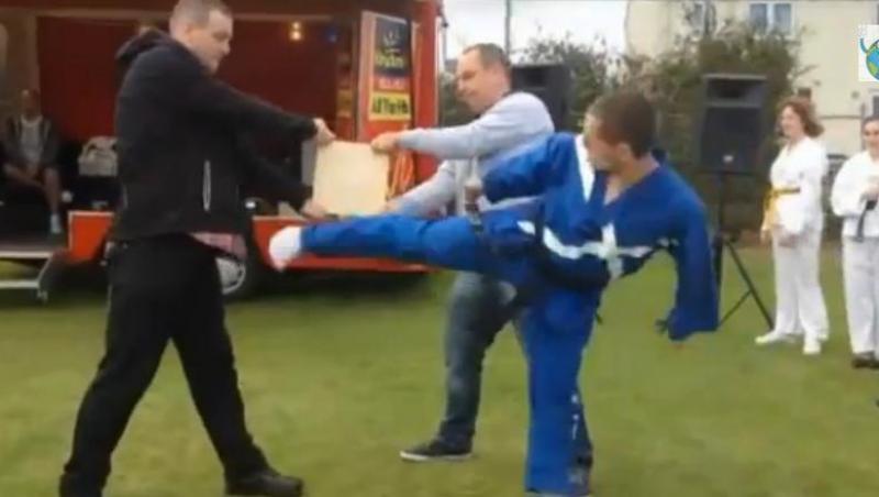 VIRAL! Cea mai proasta demonstratie de arte martiale din lume 