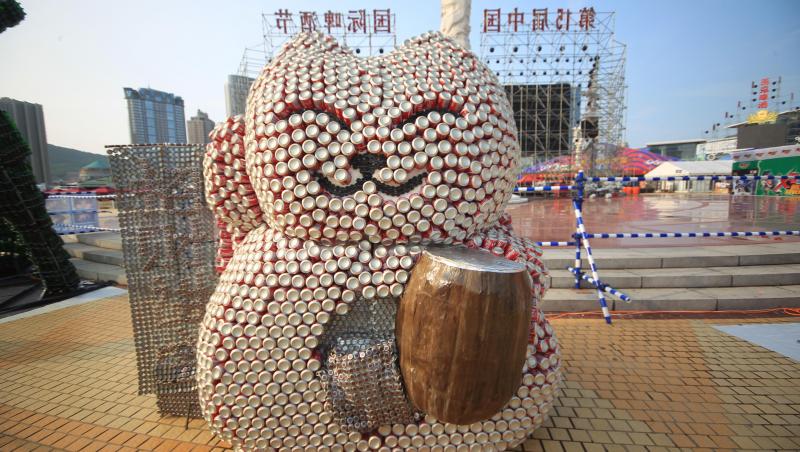 GALERIE FOTO! Sculpturi din doze de Coca-Cola, intr-o piata din China