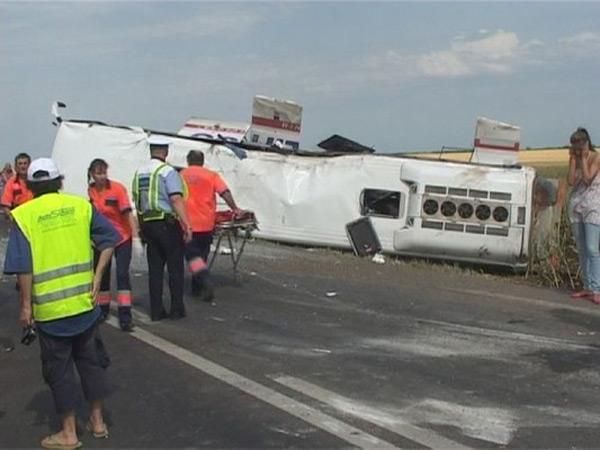 BIHOR: Un autocar cu 21 de copii la bord s-a rasturnat in zona Piatra Craiului