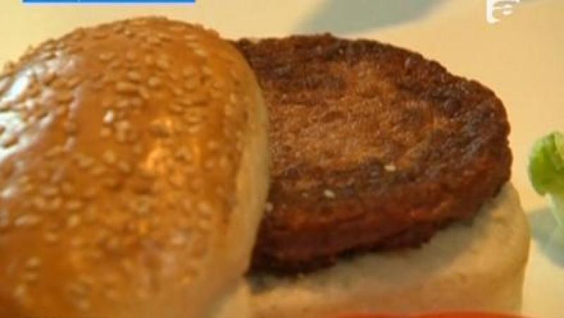 Primul hamburger creat integral in laborator a fost degustat la Londra!