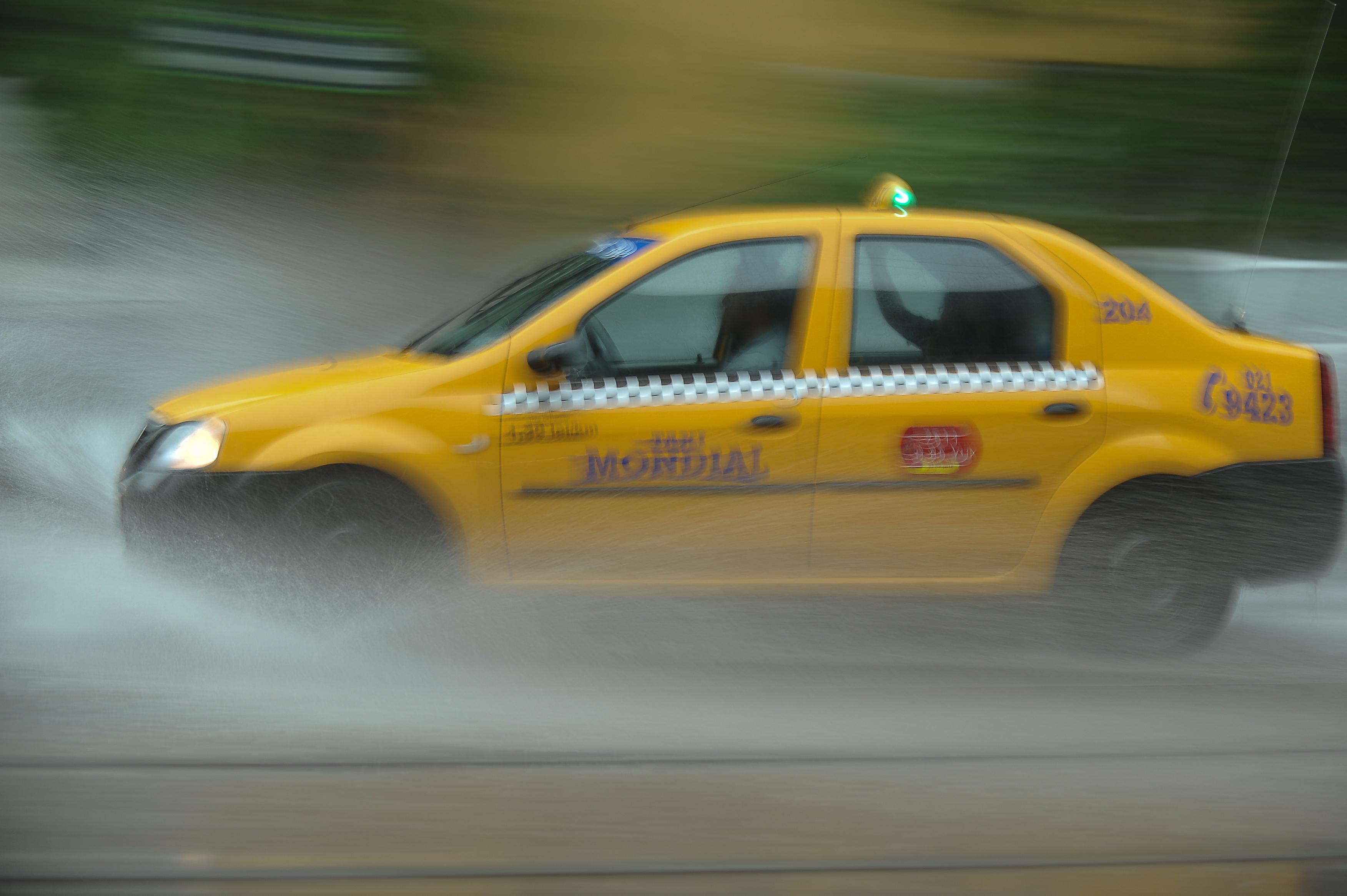 Un taximetrist iesean a fost jefuit in plina strada! Un client l-a lasat fara masina