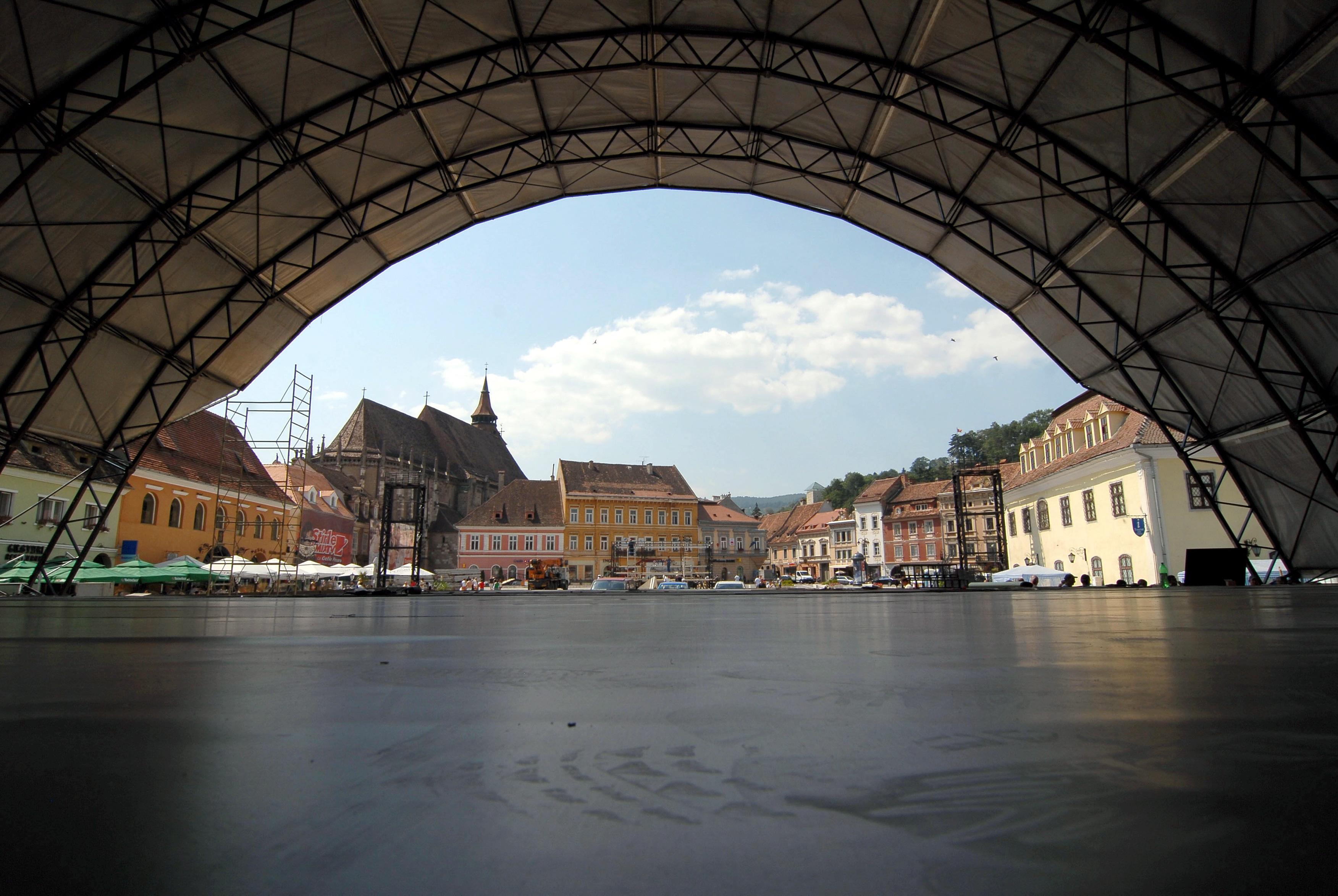 Brasov: Peste 1.400 de morminte, descoperite in curtea Bisericii Negre 