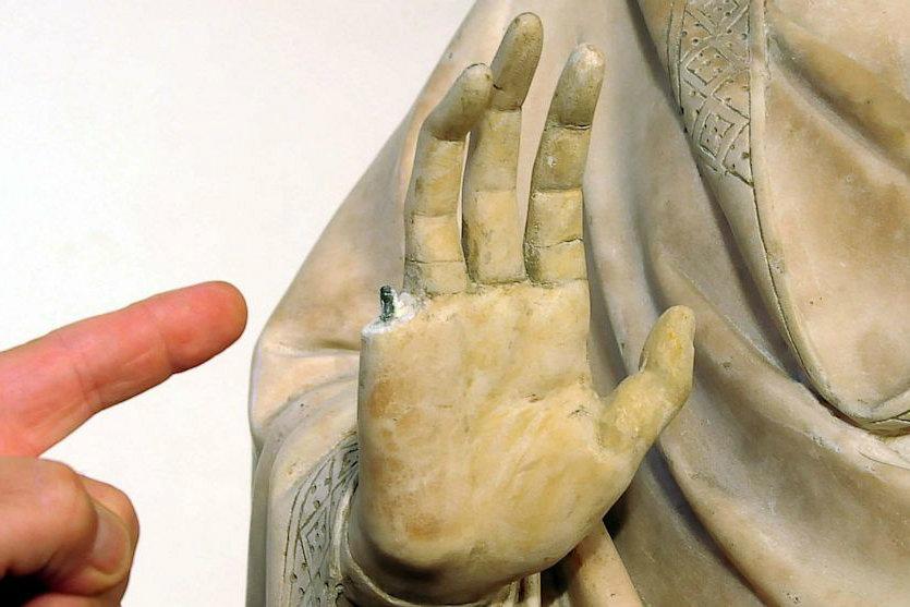 Un turist american a distrus o statuie veche de 600 de ani a Fecioarei Maria, din neatentie!