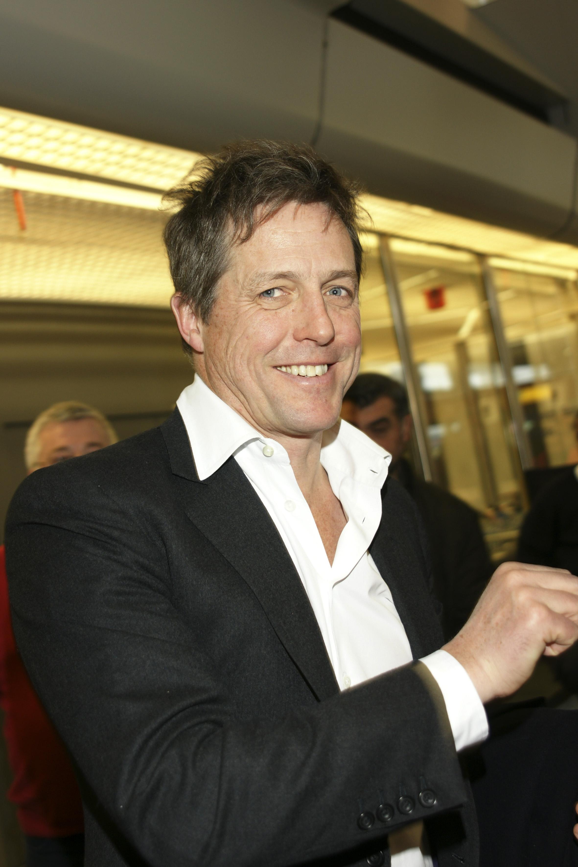 Hugh Grant, intr-un film de spionaj, regizat de Guy Ritchie