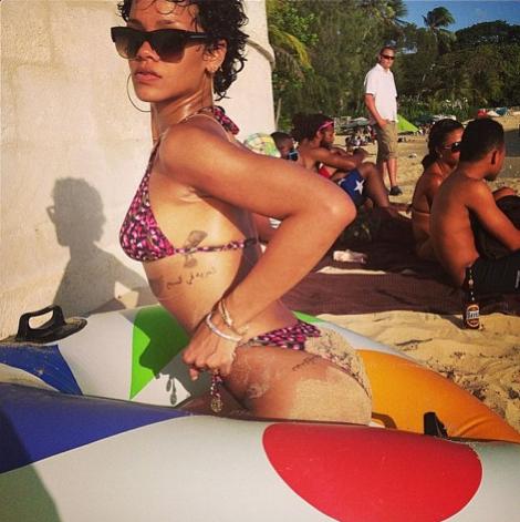 FOTO! Rihanna, in centrul atentiei: ultima aparitie pe plaja a captat toate privirile