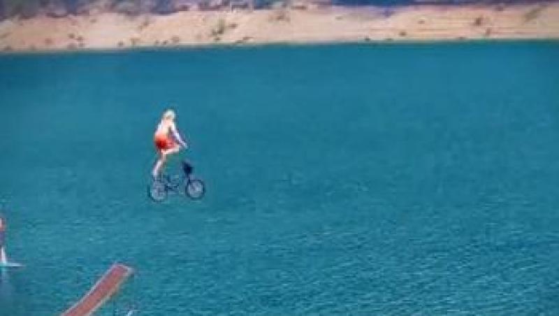 HAIOS! Un american a vrut sa stabileasca un nou record: cel mai inalt salt cu bicicleta... in lac (VIDEO)