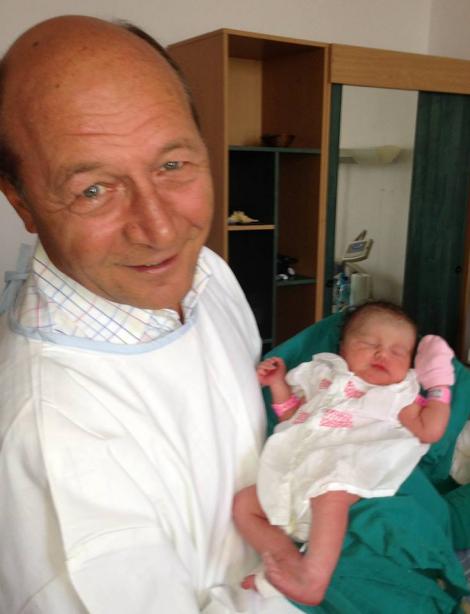 Elena Basescu a nascut o fetita, prin cezariana. Prima POZA a presedintelui cu nepoata in brate