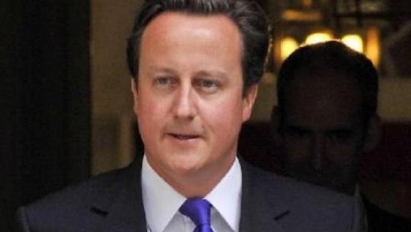 Premierul britanic, David Cameron, si-a uitat in tren valiza cu documentele secrete ale guvernului