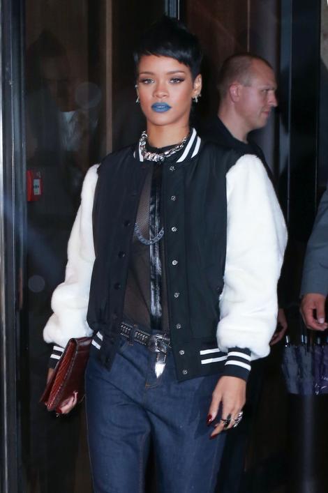 Rihanna, intr-un top transparent si cu ruj albastru, la lansarea noii sale colectii de haine! 