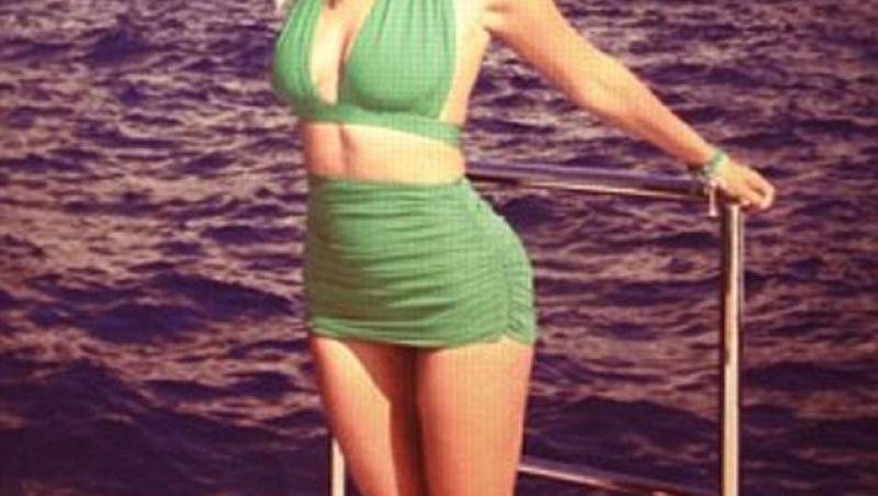 Beyonce, fara machiaj! Vedeta a pozat intr-un costum de baie sexy, pe o plaja exotica!
