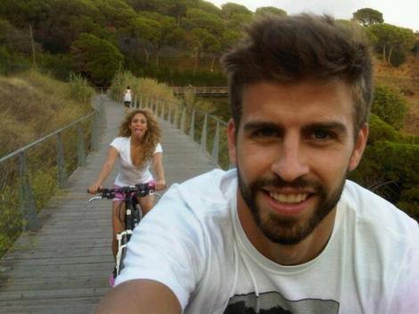 Shakira si Pique "se dau" cu bicicleta si fac poze cu limba scoasa