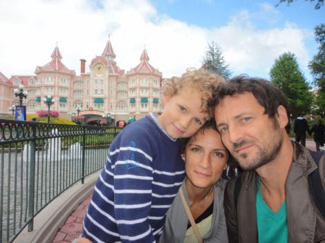 Andrei Aradits isi rasfata copilul la Disneyland inainte de inceperea scolii 