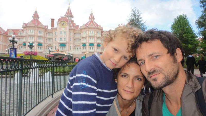 Andrei Aradits isi rasfata copilul la Disneyland inainte de inceperea scolii 