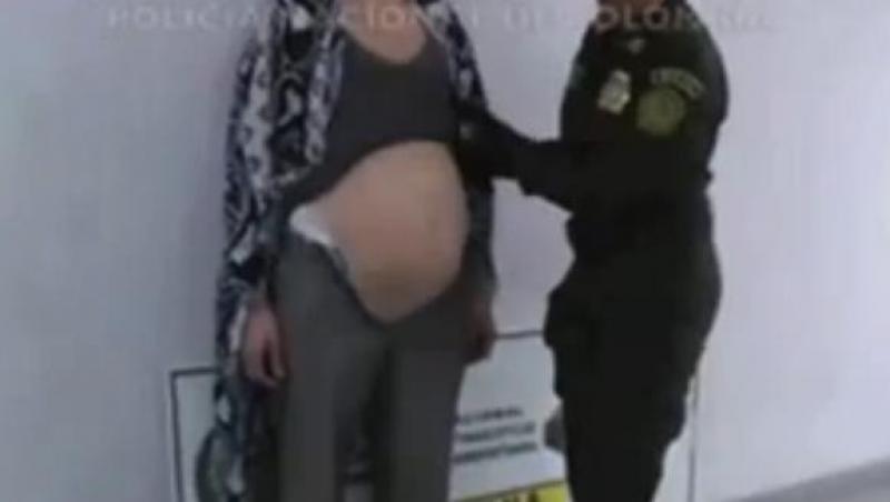 Spera sa treaca neobservata! O canadianca si-a pus burta falsa de gravida si a ascuns droguri in ea