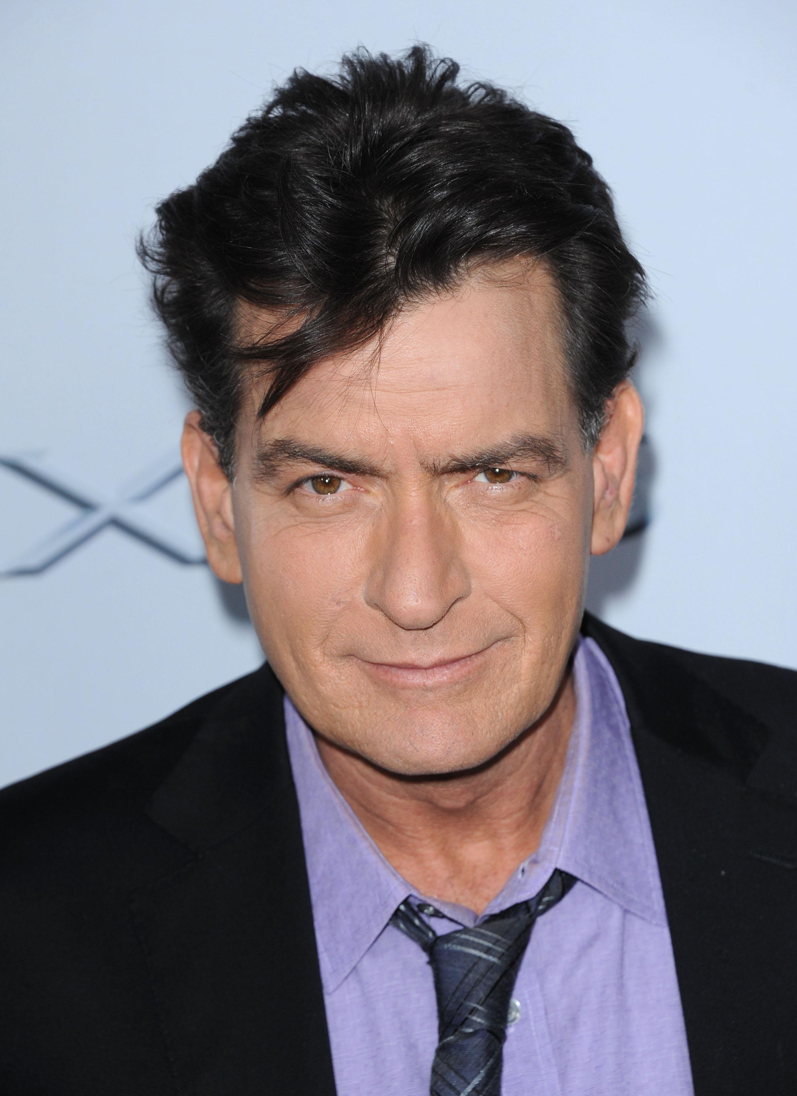 Dupa 30 de ani, Charlie Sheen a obtinut diploma de absolvire a liceului!