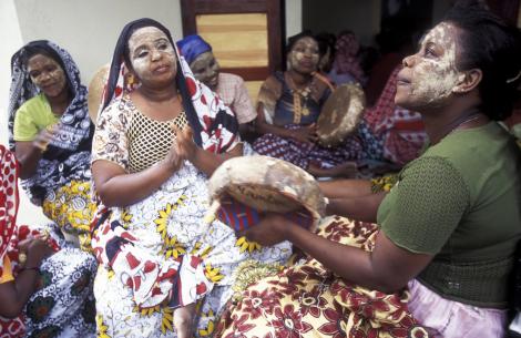 Dragoste fara limite: O africanca se marita cu fiul ei, cu care asteapta si un copil 