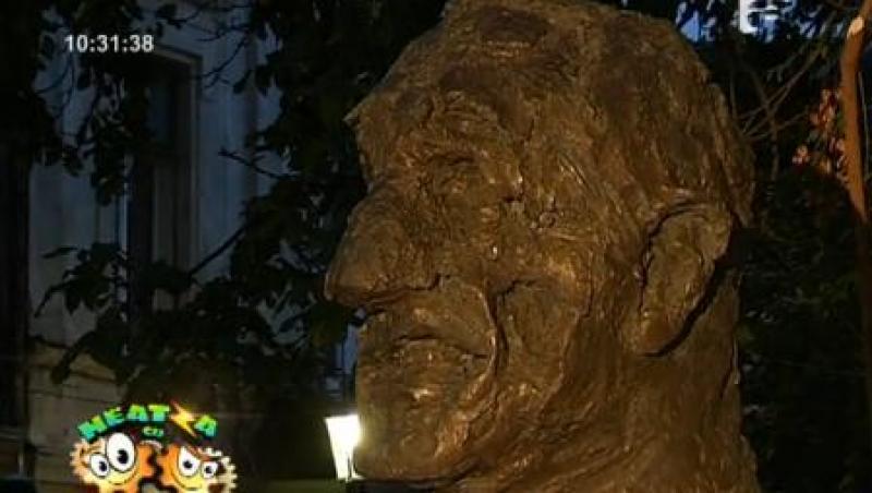 Neatza: Un bust din bronz al actorului Gheorghe Dinica a fost dezvelit in fata Teatrului de Comedie