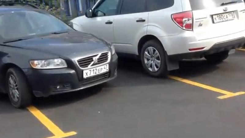 Asa se parcheaza in Rusia, locul unde nimeni nu respecta legile de circulatie! 