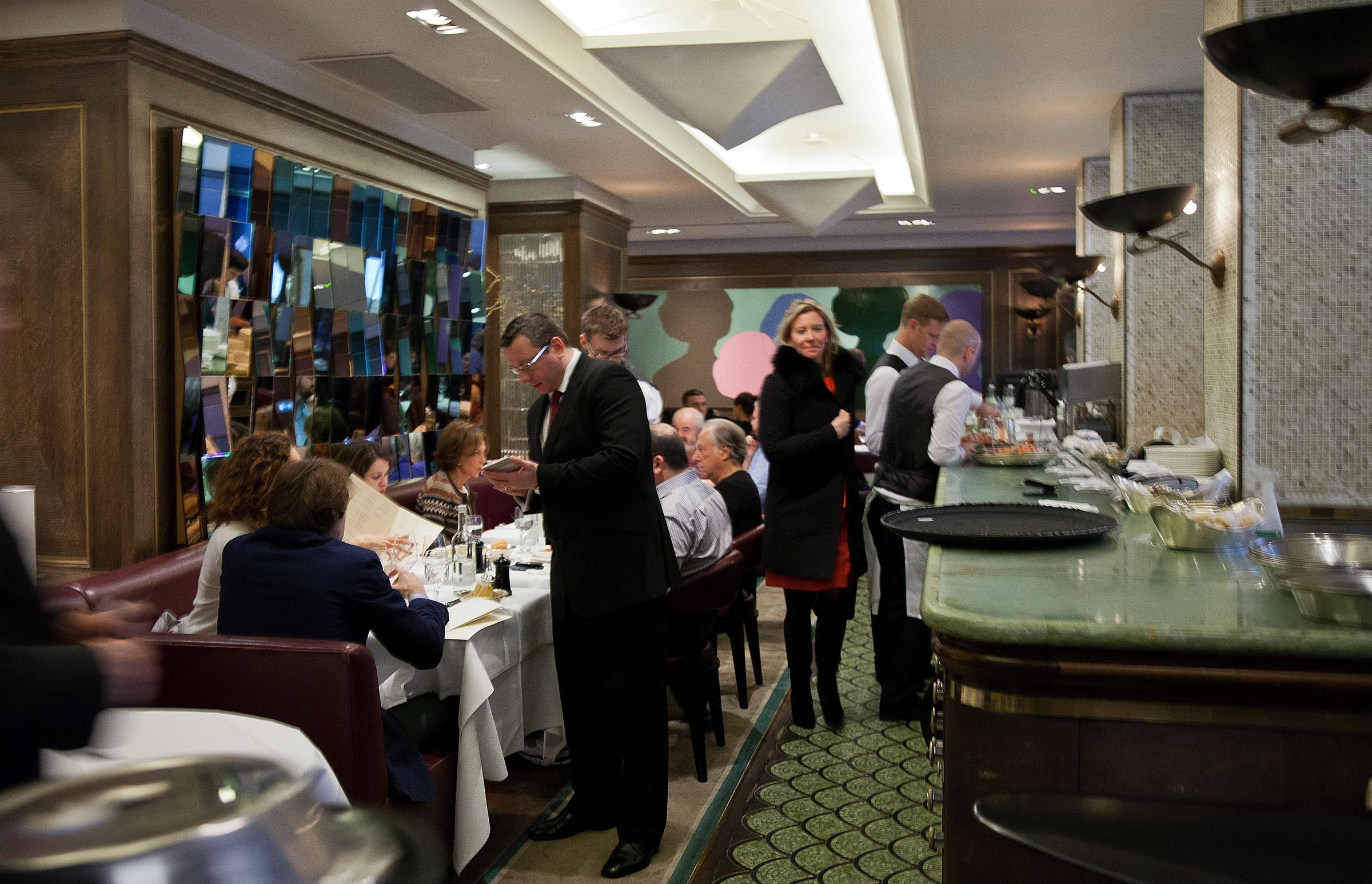 Liniste la masa! Pedepse pentru clientii care vorbesc, la un restaurant din New York