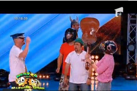 Distractie la puterea X: Dani ii face chitara "guler" lui Cheloo