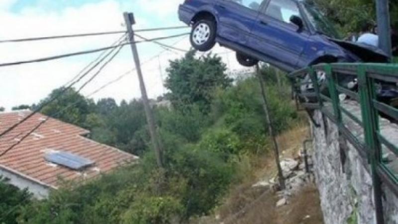 FOTO! Cele mai ciudate accidente rutiere surprinse in fotografii