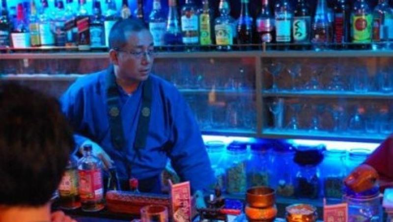 FOTO! Doi calugari din Tokio si-au deschis propriul bar! 