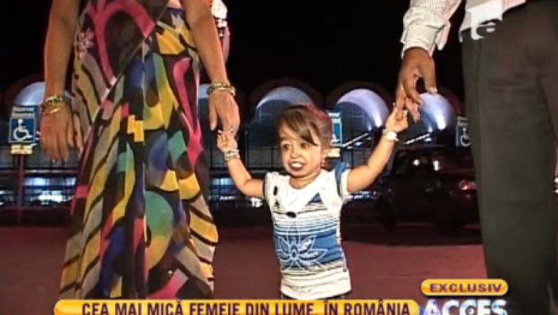 Cea mai mica femeie din lume, in fata celei mai mari cladiri din Europa: Jyoti Amge, la Casa Poporului!