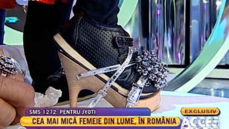 VIDEO! Mihai Albu a creat prima pereche de pantofi cu toc pentru cea mai mica femeie din lume